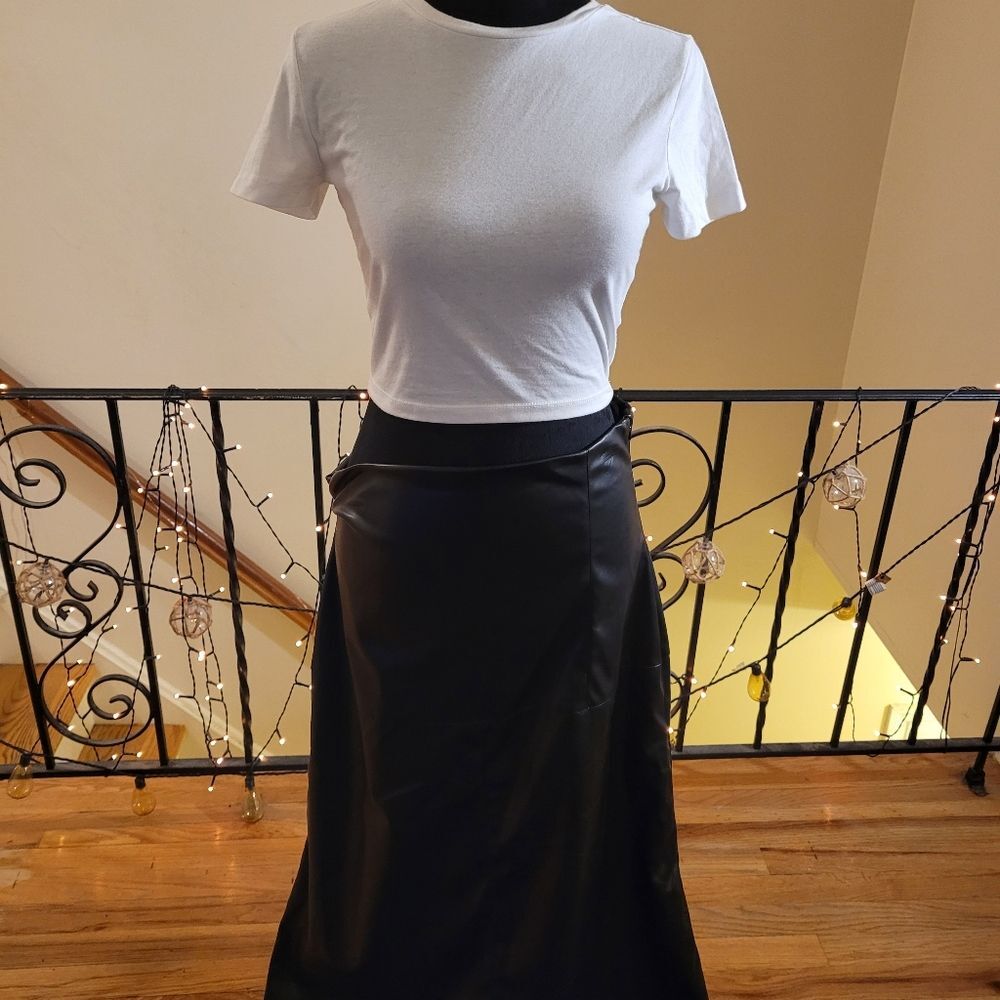 Chic Black Midi Skirt - Picture 9 of 13
